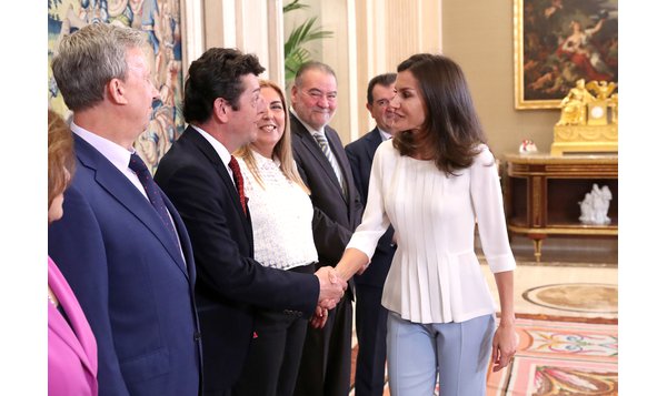 Eugenio de Quesada entrega su obra a la Reina Letizia